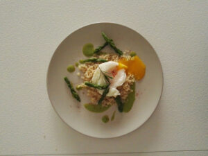 Quinoa con Asparagi e uovo in Camicia