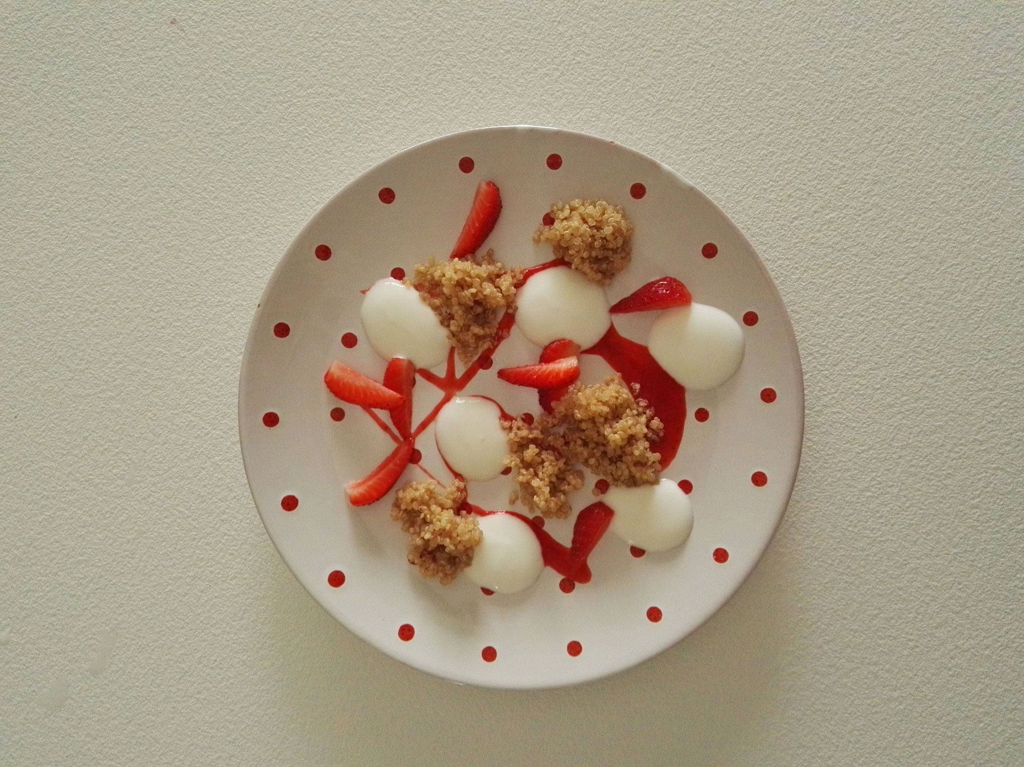 Quinoa con Hummus di Cannellini, Pesto di Piselli freschi e Feta