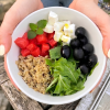 poke bowl di quinoa con anguria, feta e olive nere