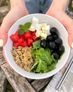poke bowl di quinoa con anguria, feta e olive nere